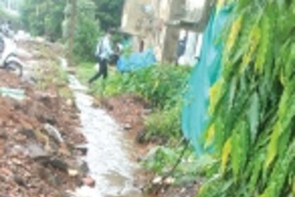 Overflowing gutters pose risk to Housing Board colony at Curti-Khandepar