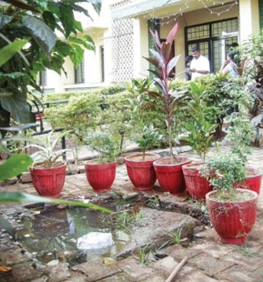 Overflowing sewage chamber raises stink in Margao 1 Overflowing sewage chamber raises stink in Margao