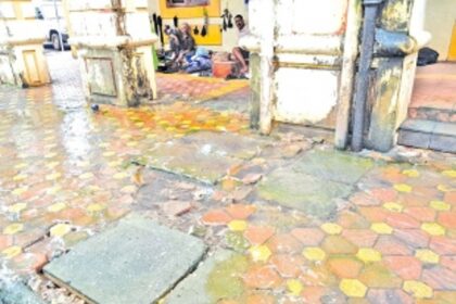 Overflowing sewage water creates stink  near Margao municipality building