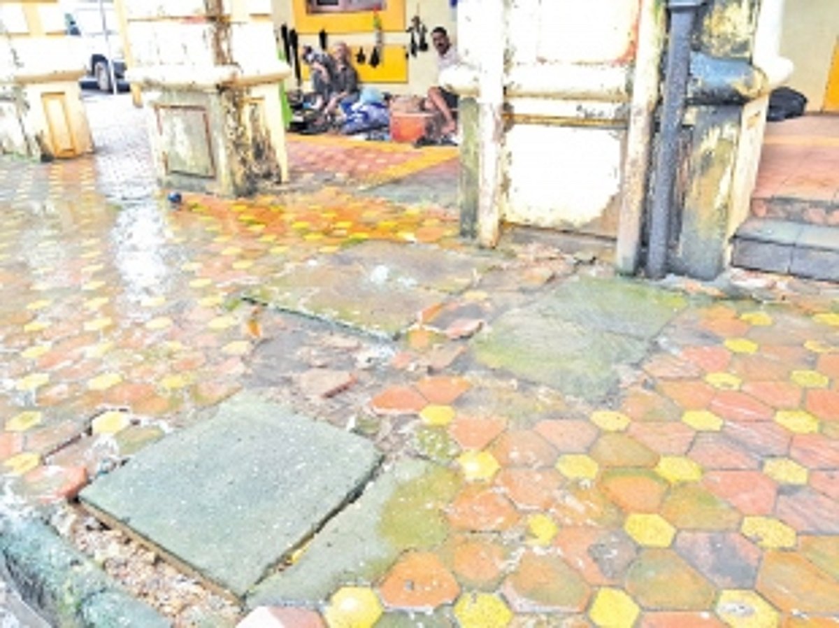 Overflowing sewage water creates stink  near Margao municipality building