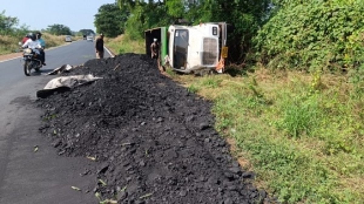 Overturned Coal Truck Brings Traffic Chaos on Nuvem-Arlem Bypass Road; No Injuries reported