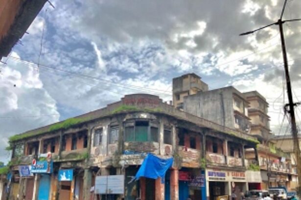 Owners demolish 70-yr-old unsafe building at Margao