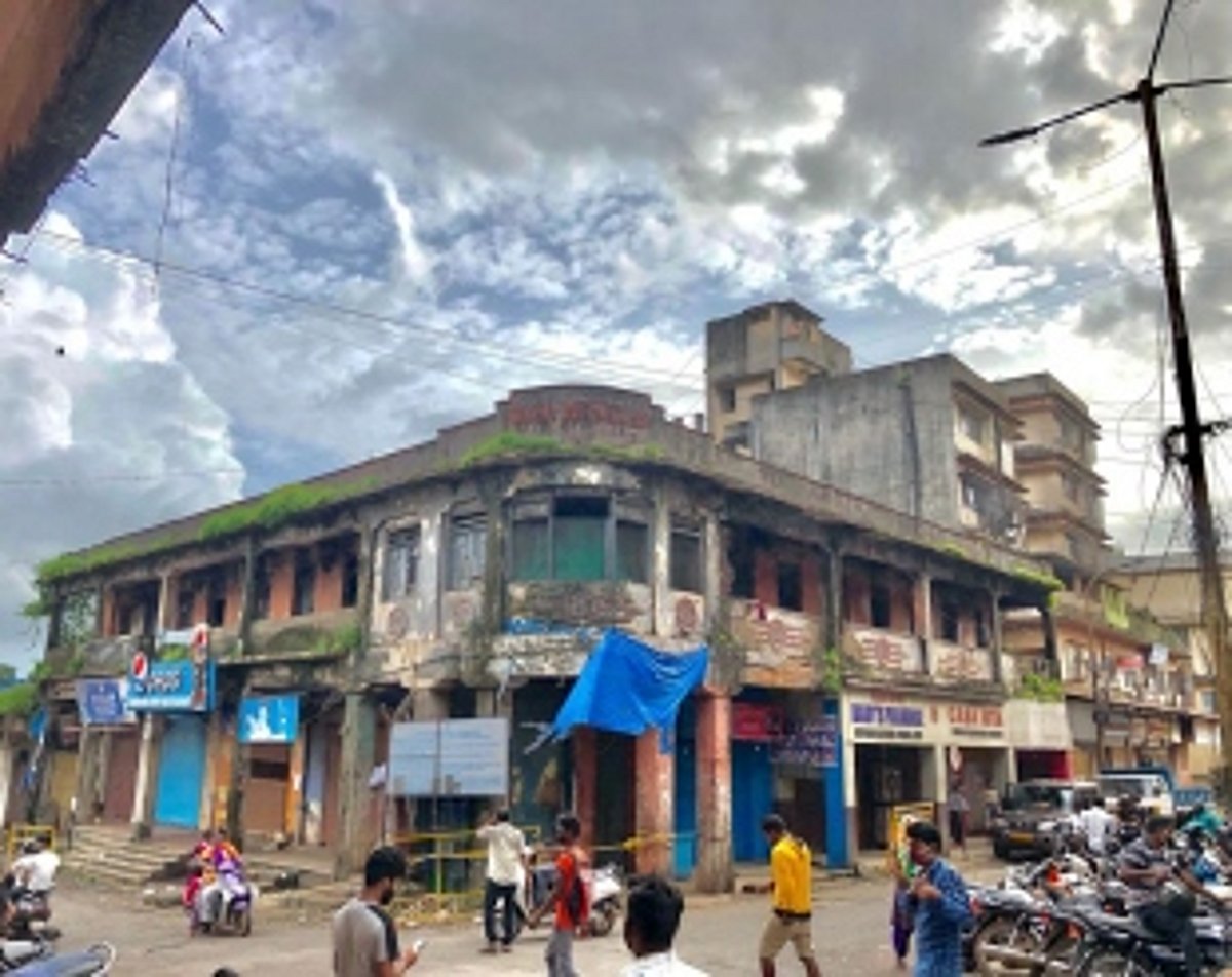 Owners demolish 70-yr-old unsafe building at Margao