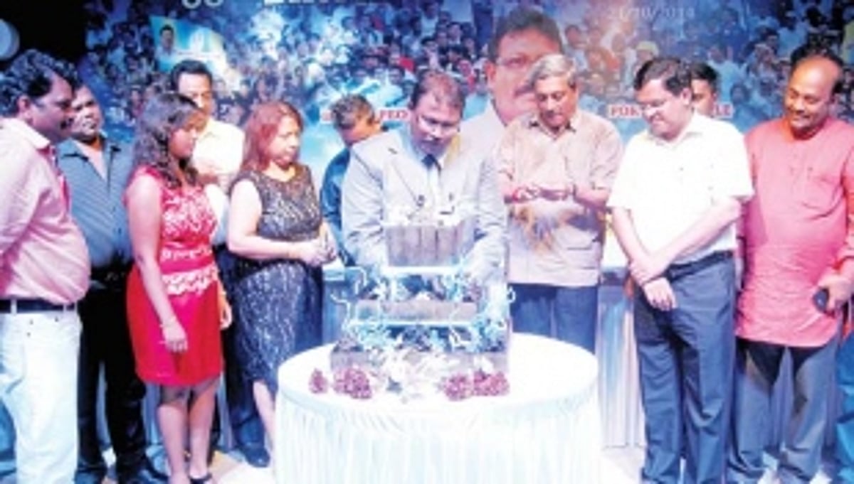 PEOPLE OR PARRIKAR?.. ..S Goa asks altar boys