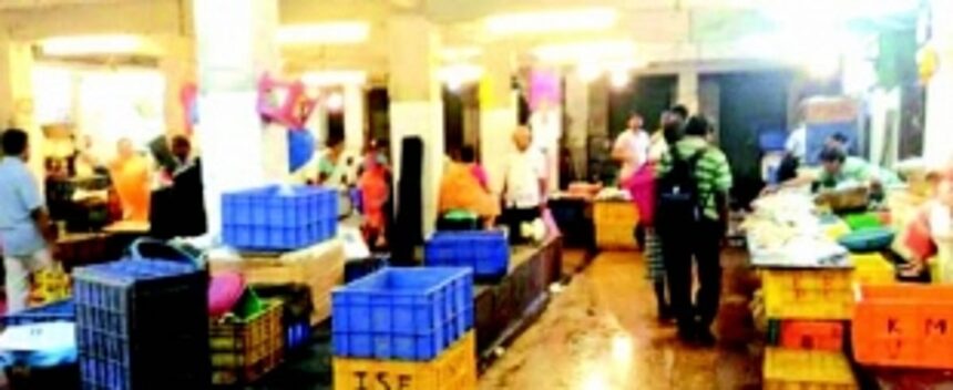 PMC penalises chicken vendors for dumping waste in market nullah