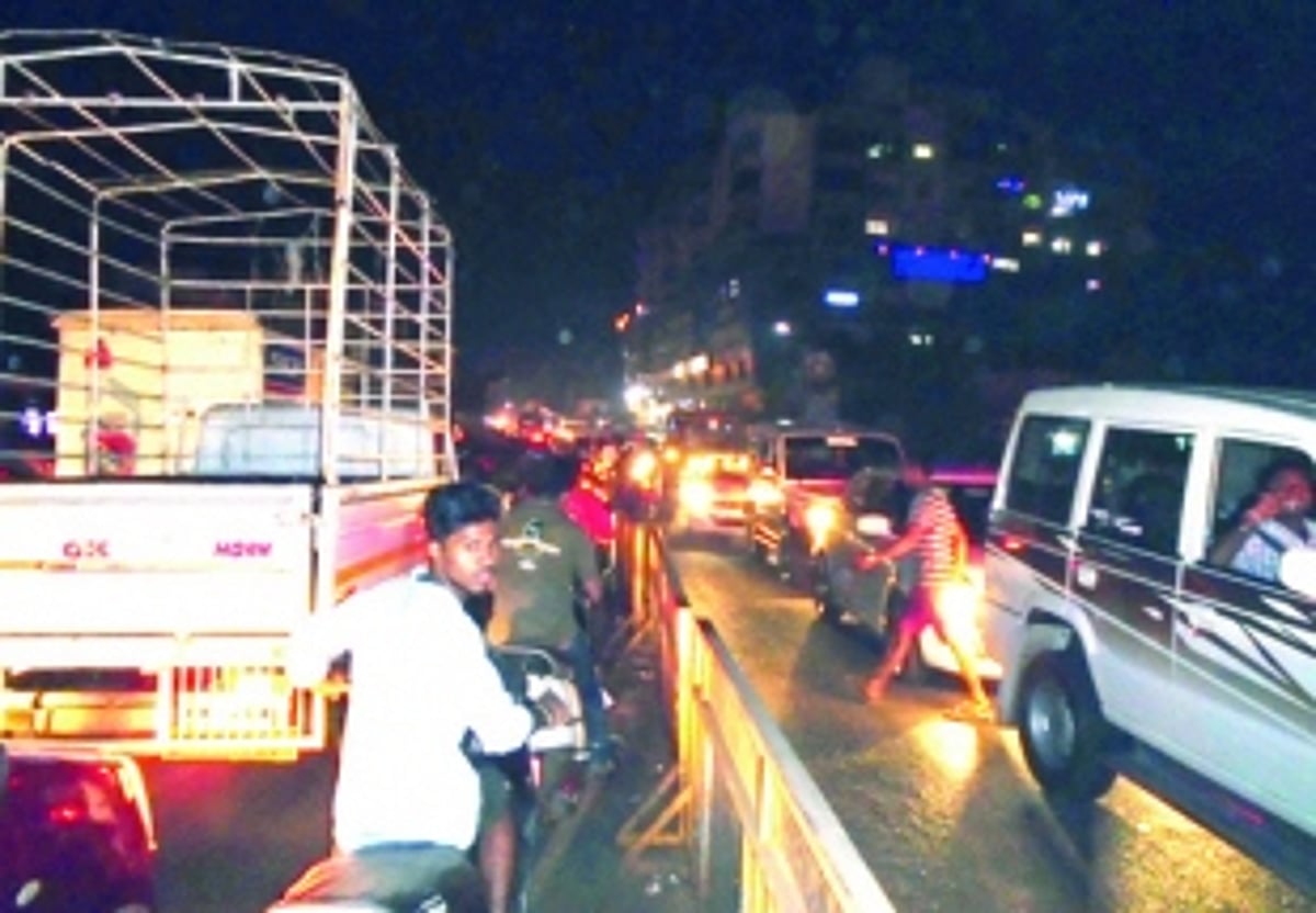 PONDA GRAPPLING WITH VEHICLE IMPLOSION