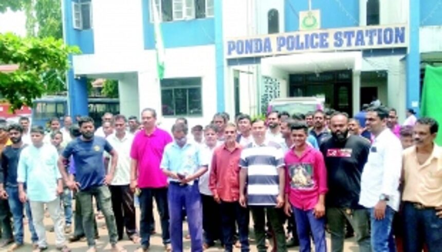 PWD employees protest at Ponda PS, want accused arrested for assaulting colleague 1 PWD employees protest at Ponda PS, want accused arrested for assaulting colleague