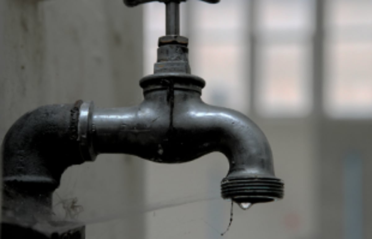 PWD engineers scamper  to find fault as taps run  dry in Velsao