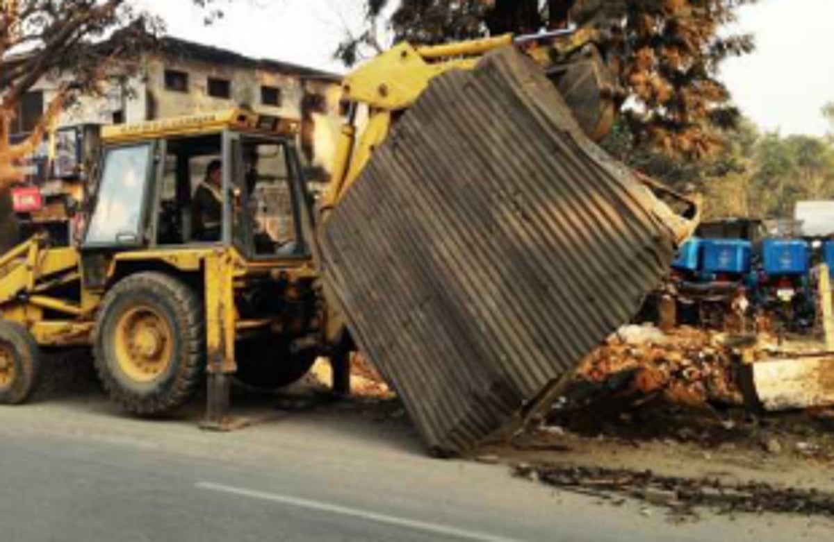 PWD officials clear encroachments on National Highway