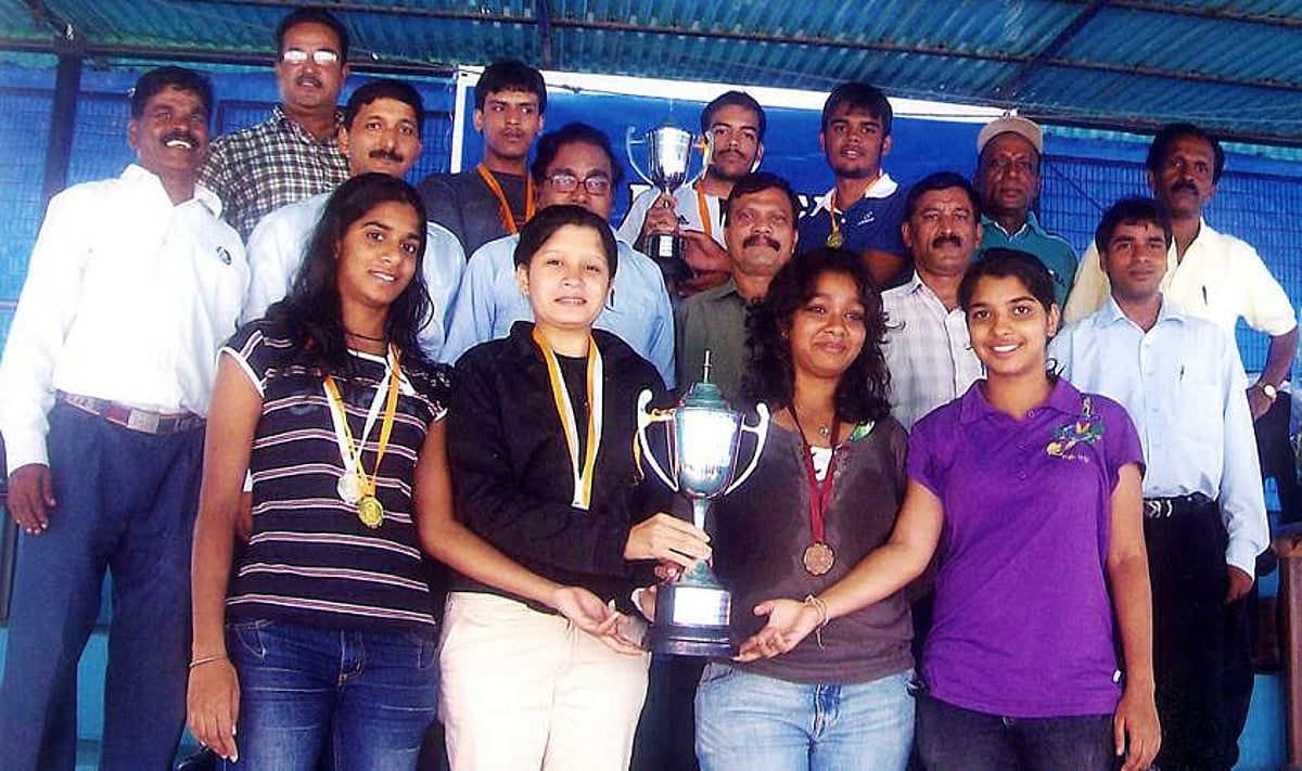 Padre Conceissao College of Engineering and Damodar College teams, winners of inter-college swimming championship alongwith R N Tari, Milton Fernandes and others.