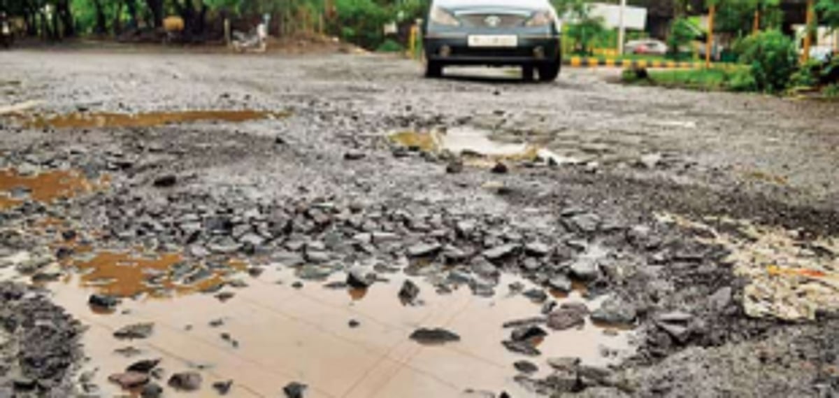 Paitona bund road  in Salvador do Mundo  needs attention