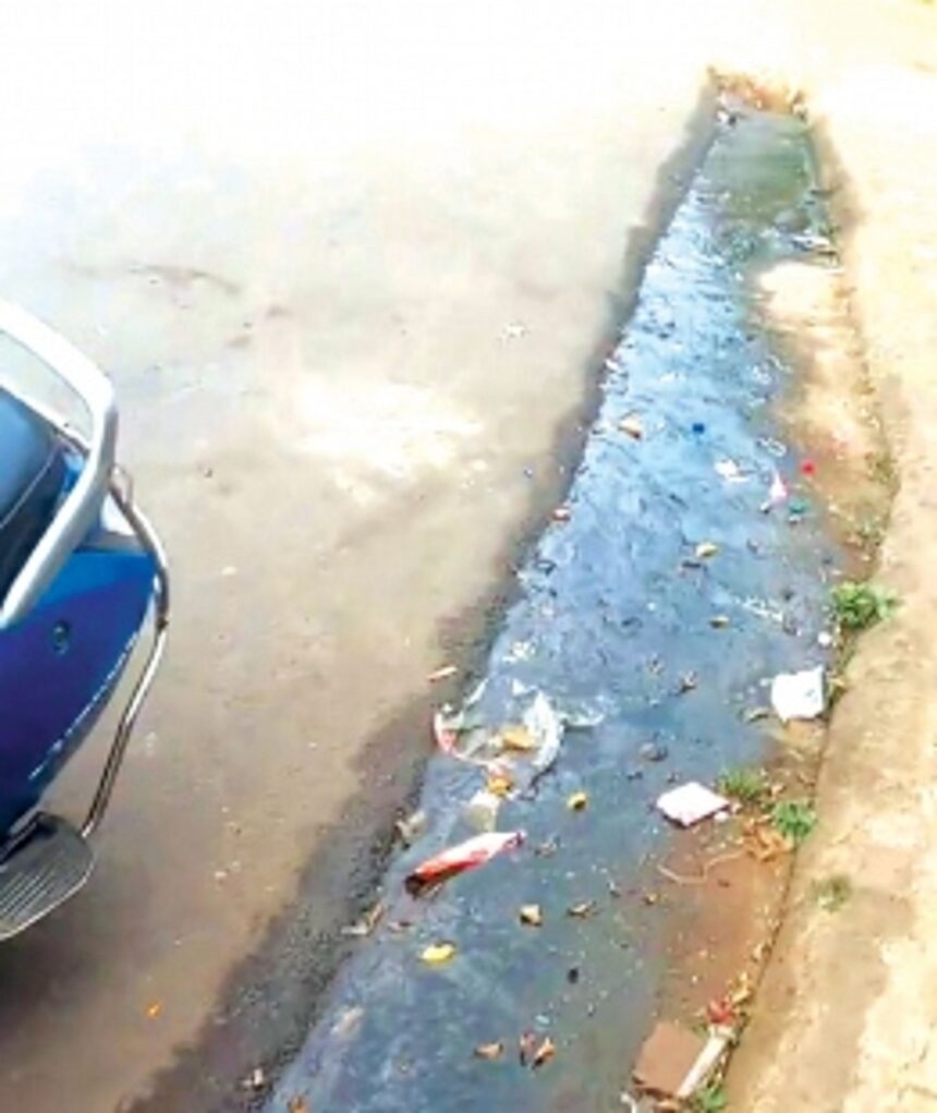 Pajifond locals subject to stench of sewage, filthy water on street