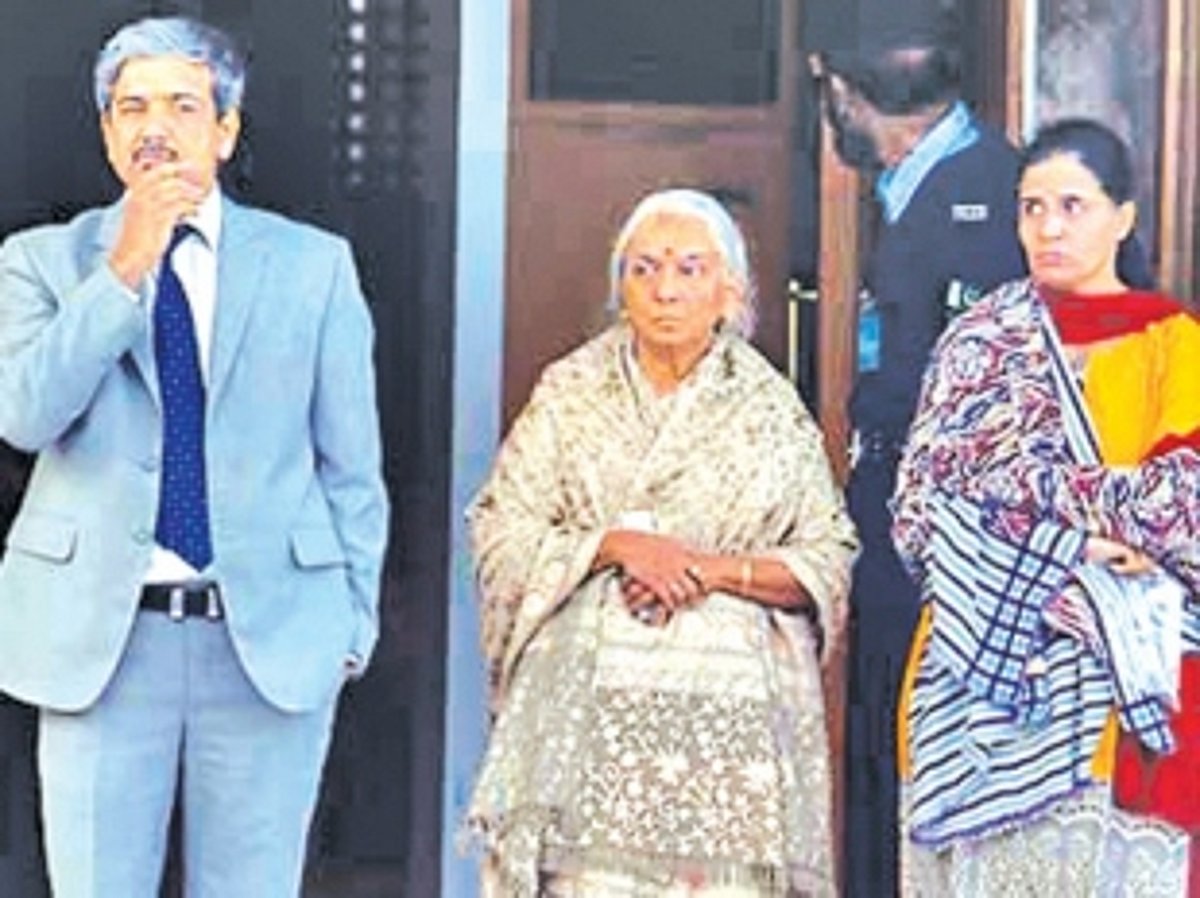 Pakistan sends shoes of Jadhav’s wife for forensic testing
