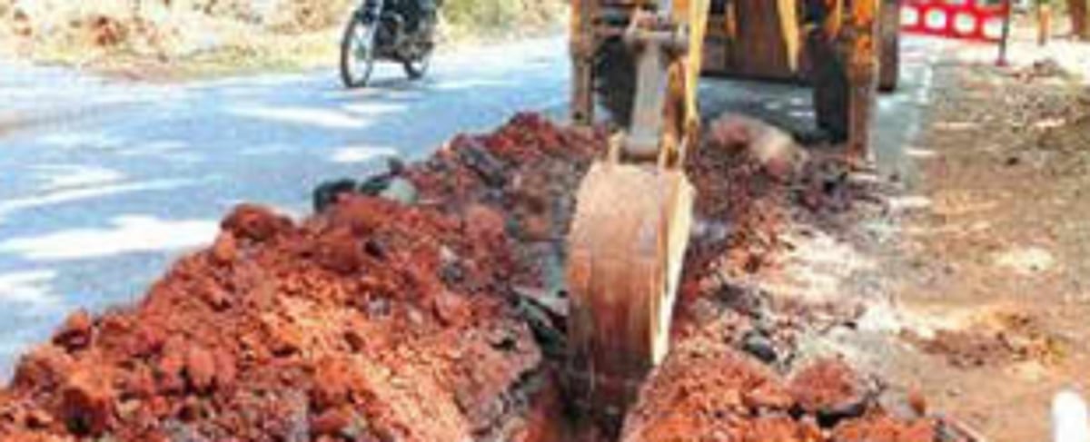 Panch ‘forces’ PWD contractor to abandon  St Cruz road repair work
