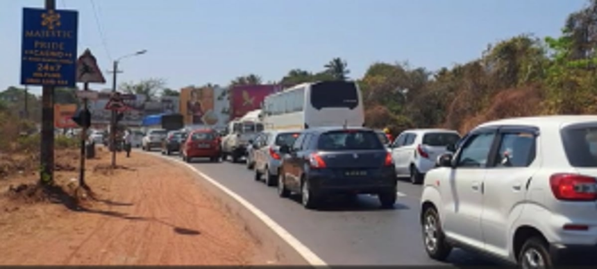 Panjim comes to a grinding halt; Ambulances stuck in traffic