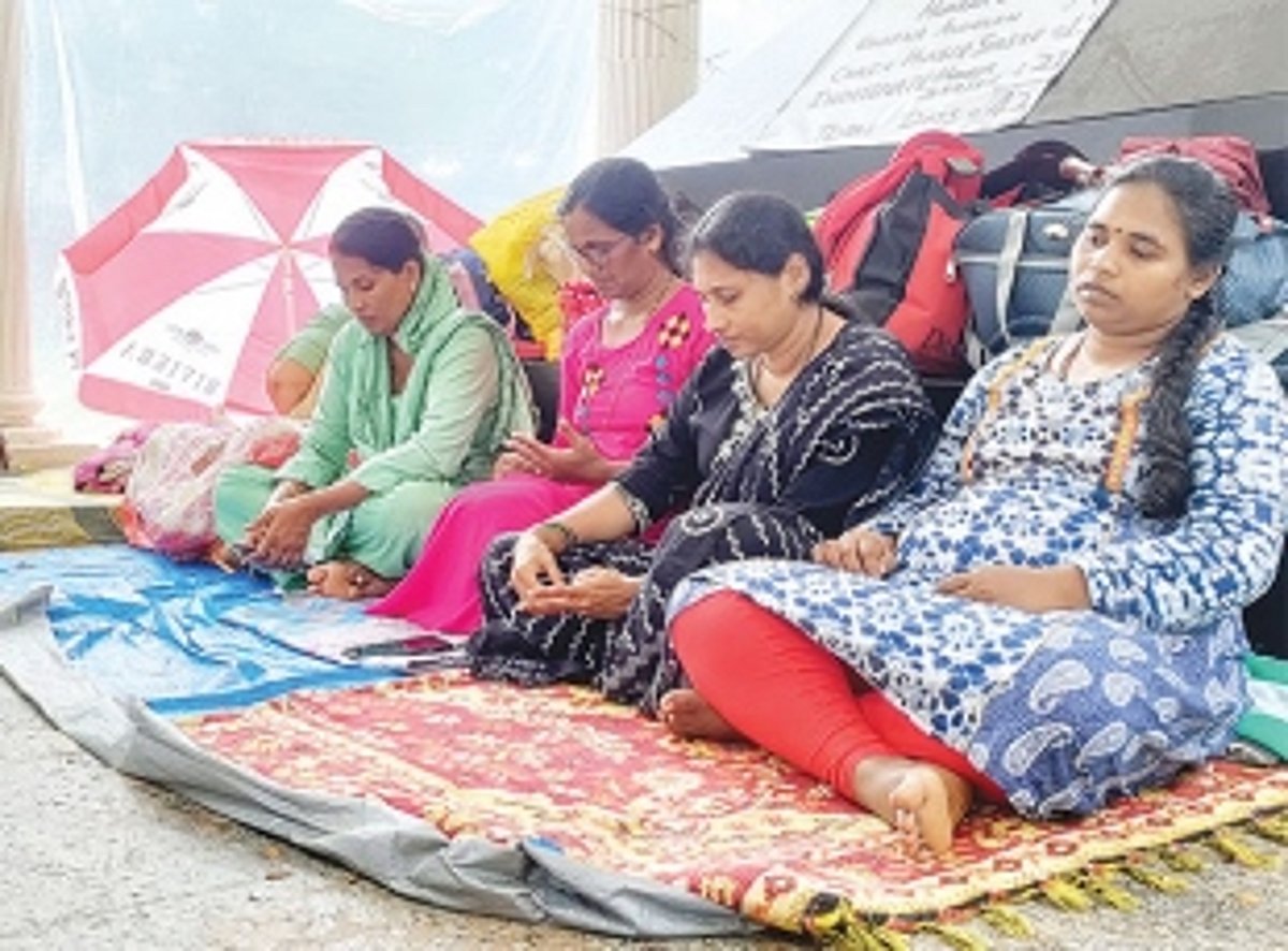 Parched Angandwadi workers refuse to gulp govt’s demand to never agitate, say no to water