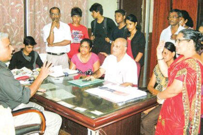 Parents and students confronting Deputy Director of  Education, Ramkrishna Samant.