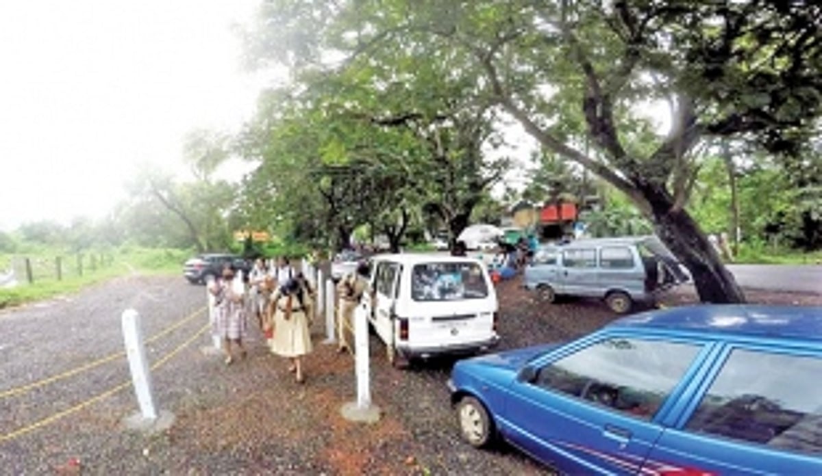 Parents join hands to control traffic chaos, confusion near Quepem school