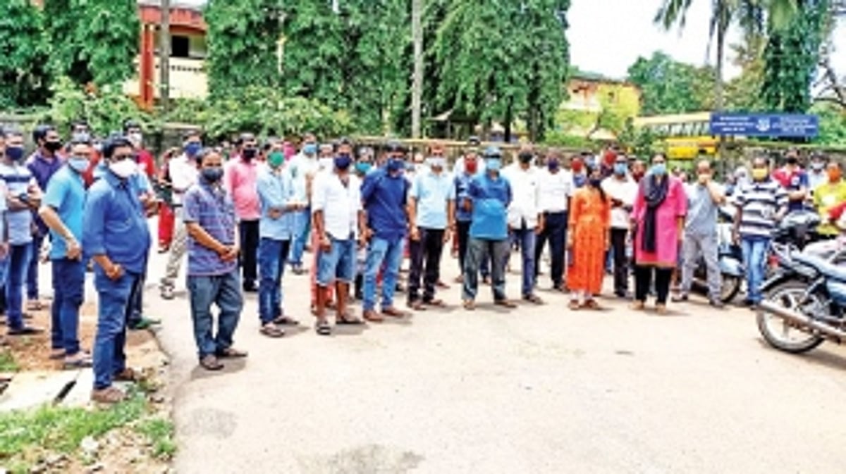 Parents protest in front of KG and  primary school at Khandepar
