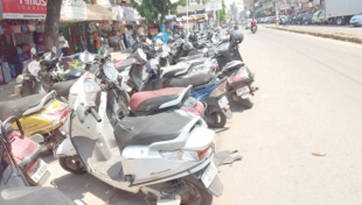 Parked two-wheelers leave no space for pedestrian crossing
