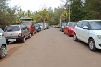 Parking Woes at Tembwada Morjim Beach Troubles Tourists During Summer Rush