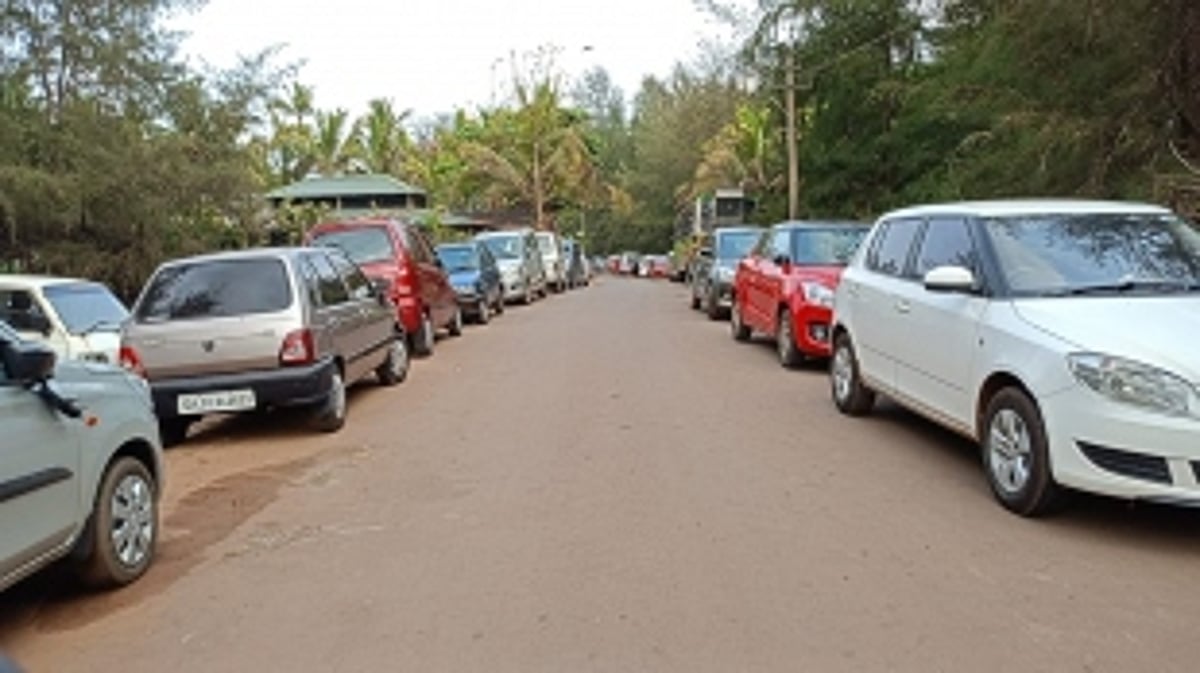 Parking Woes at Tembwada Morjim Beach Troubles Tourists During Summer Rush