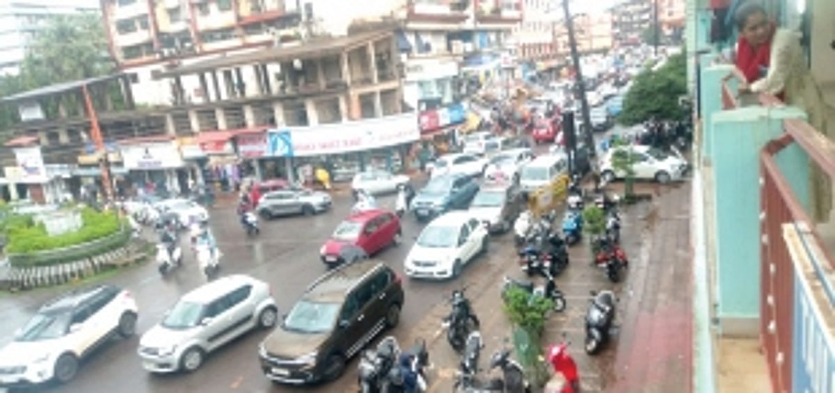 Parking space crunch is causing traffic congestion in Ponda town