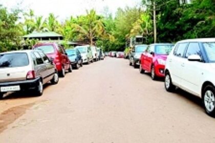 Parking woes in Tembwada at Morjim Beach irks tourists during summer rush
