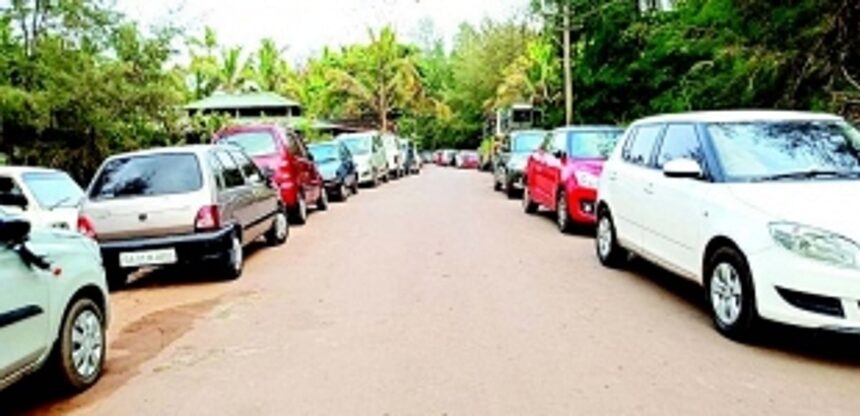 Parking woes in Tembwada at Morjim Beach irks tourists during summer rush