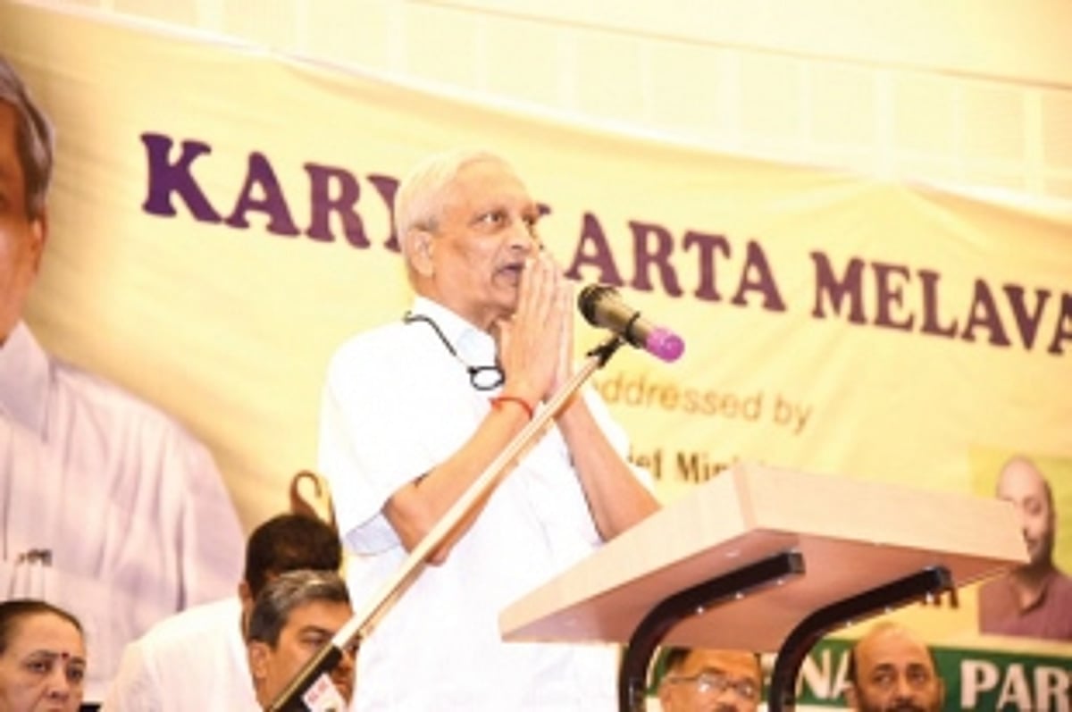Parrikar calls party workers to counter false propaganda