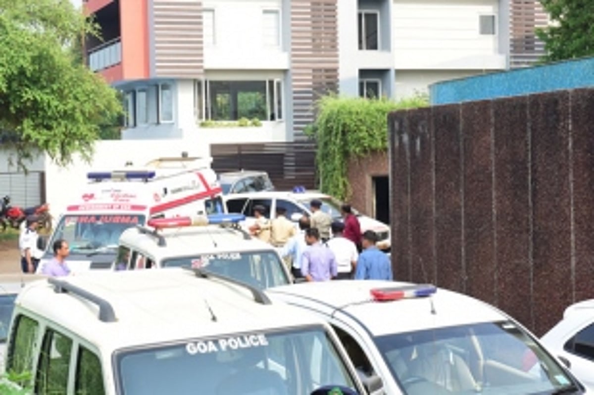 Parrikar discharged from AIIMS; arrives in Goa