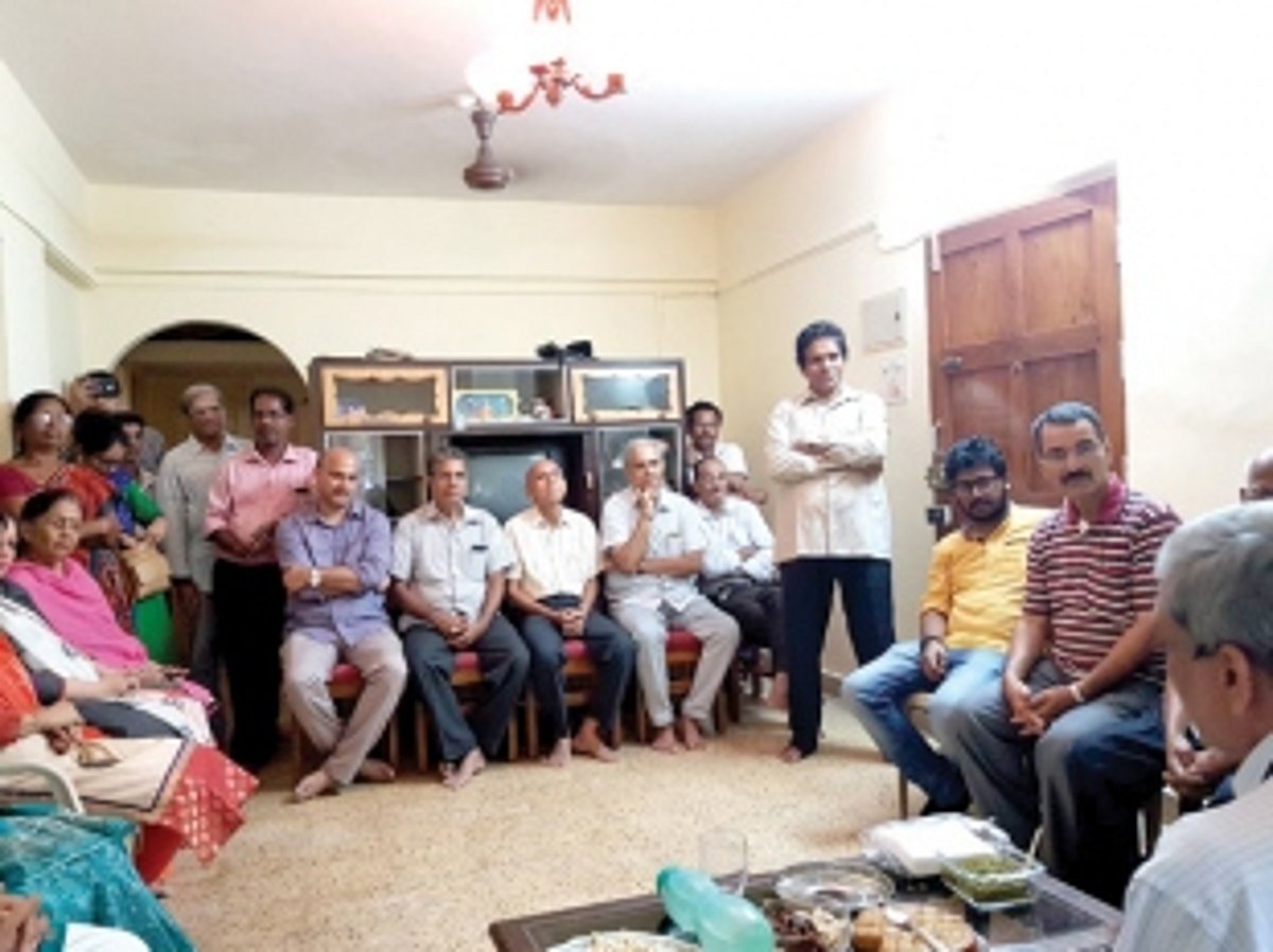 Parrikar returns from Delhi, resumes election campaign