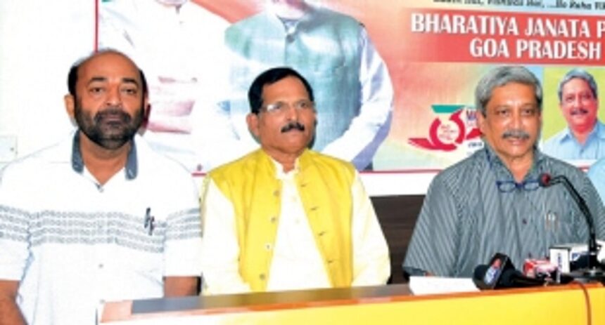 Parrikar seeks blessing from Panjim voters