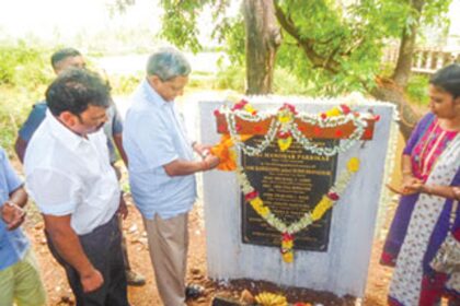 Parrikar unveils the plaque to lay foundation for new Arpora Bridge.