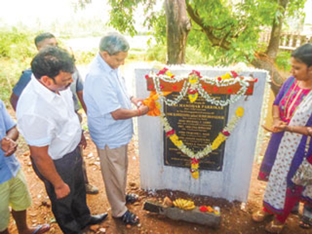 Parrikar unveils the plaque to lay foundation for new Arpora Bridge.