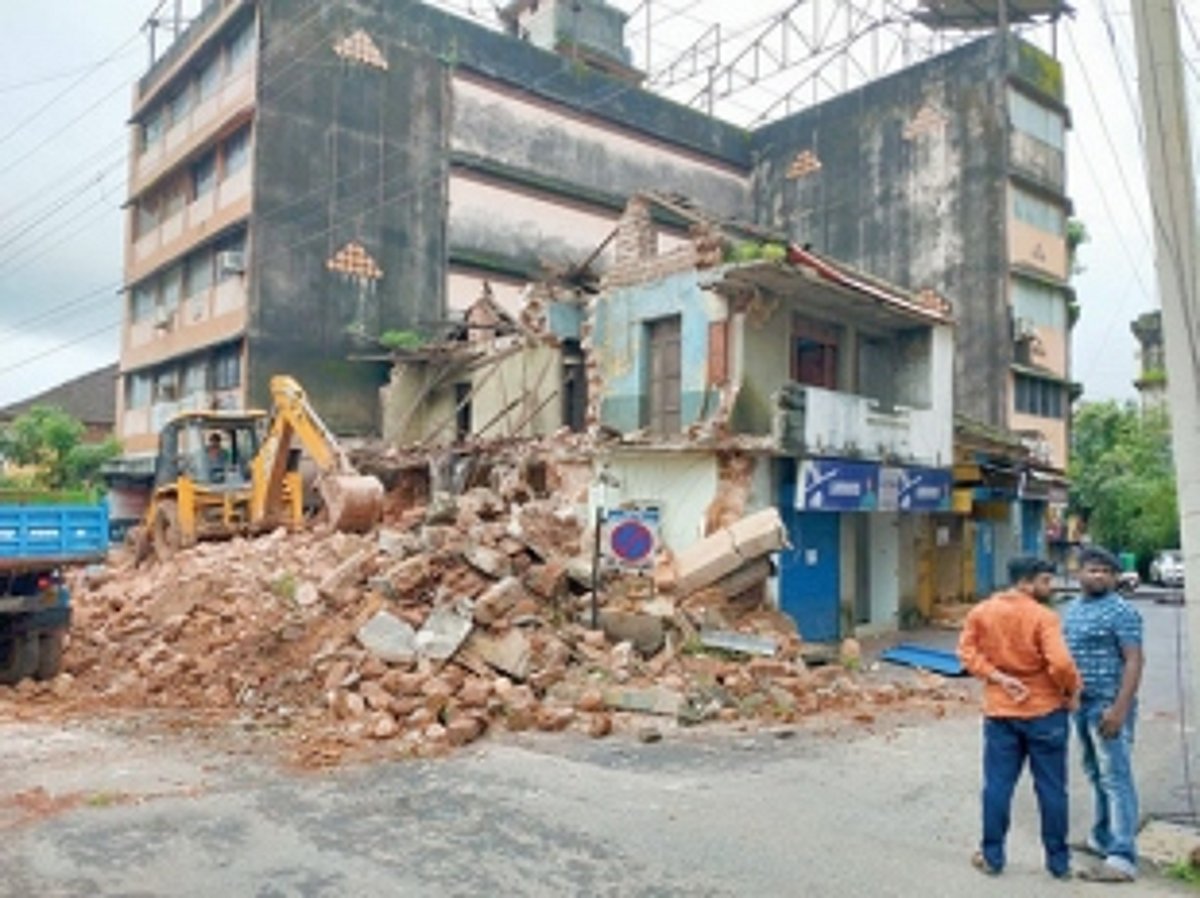 Part of old building collapses in Mapusa