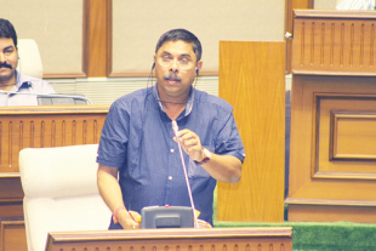 Parulekar draws flak  over lifeguards issue