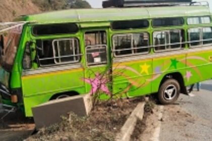 Passenger bus collides with the divider at Keryan-Khandepar