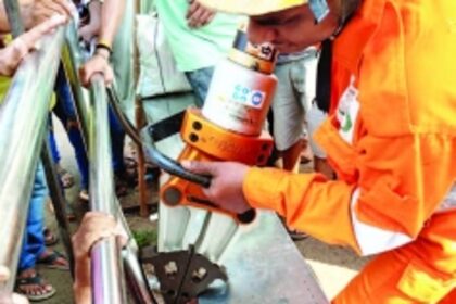 Passenger trapped in bus stand bench gap; rescued after intense efforts at Ponda