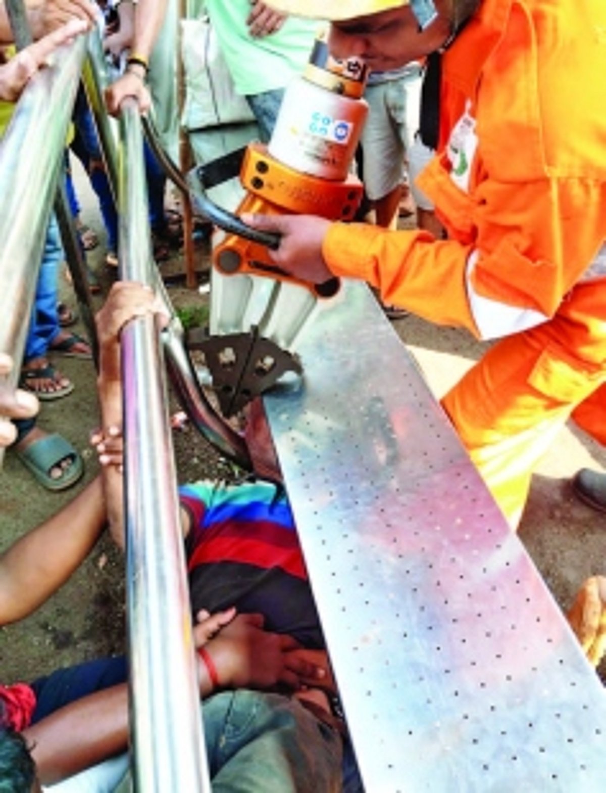 Passenger trapped in bus stand bench gap; rescued after intense efforts at Ponda