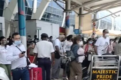 Passengers walk in at Dabolim with no COVID checking