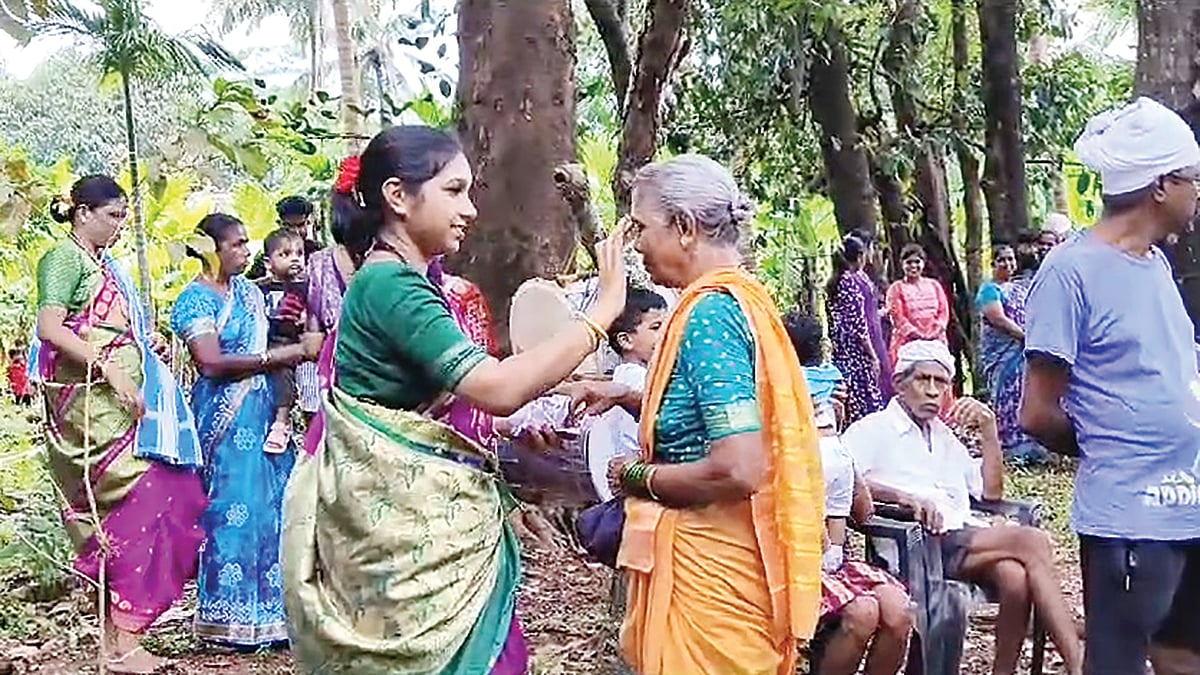 Passing on the unique tradition, Dhangars
celebrate ‘Dossro’ in nature’s lap at Bhuipal