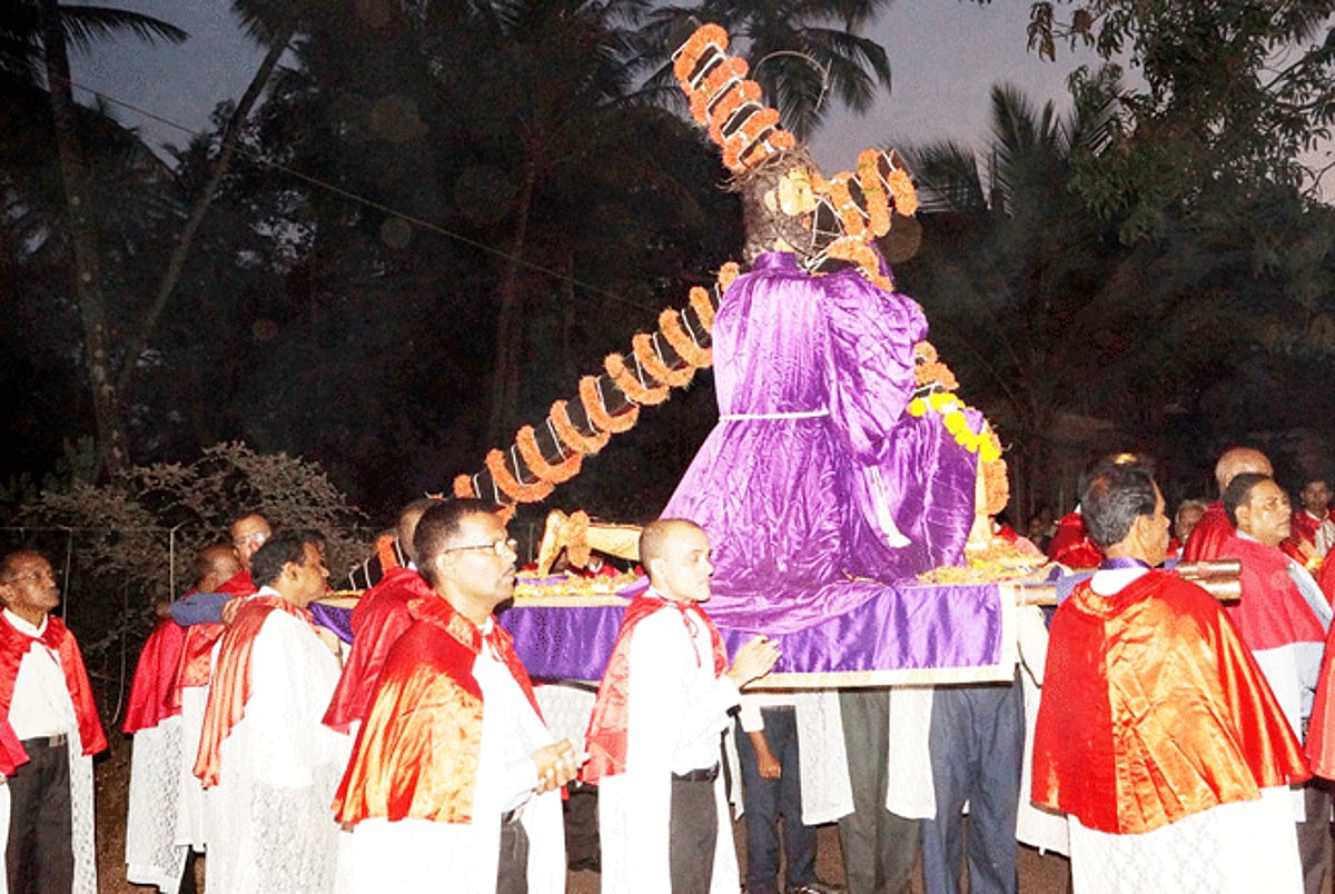 Passion of the Christ: The statue of Jesus Christ carrying the Cross was taken around the Taleigao Church vicinity in the village, with the faithful following in a procession, as part of the Lent programme.