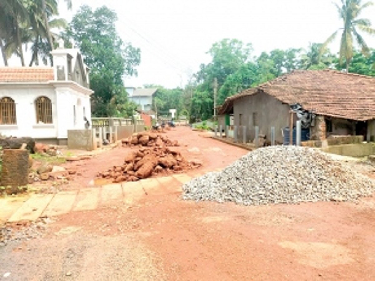 Pathetic condition of Vagator beach road poses risk to commuters