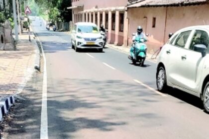 Pedestrians forced to walk  on road at own risk