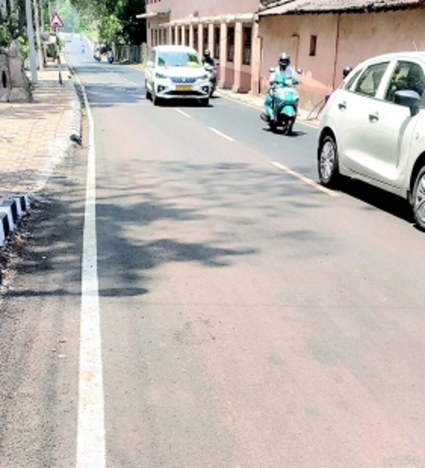 Pedestrians forced to walk on road at own risk 1 Pedestrians forced to walk on road at own risk