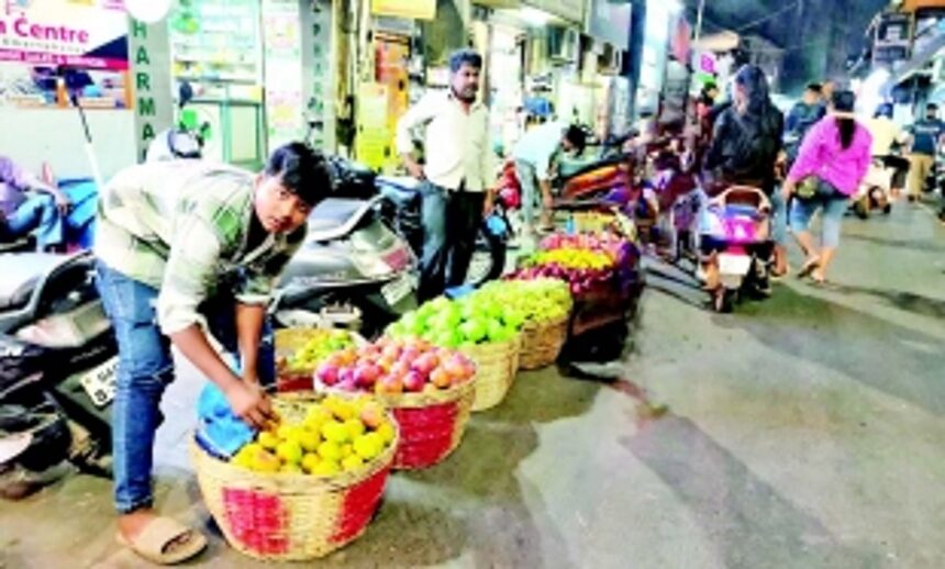 Pedestrians in the lurch as fruit and vegetable vendors usurp pavements in Margao 1 Pedestrians in the lurch as fruit and vegetable vendors usurp pavements in Margao