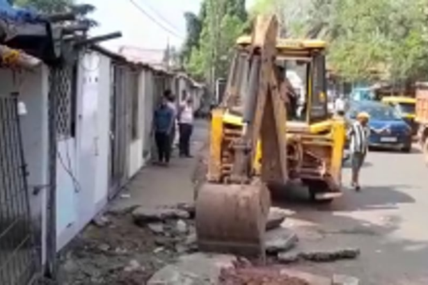 Penha-De-Franca panchayat demolishes illegal structures near Malim jetty, Betim