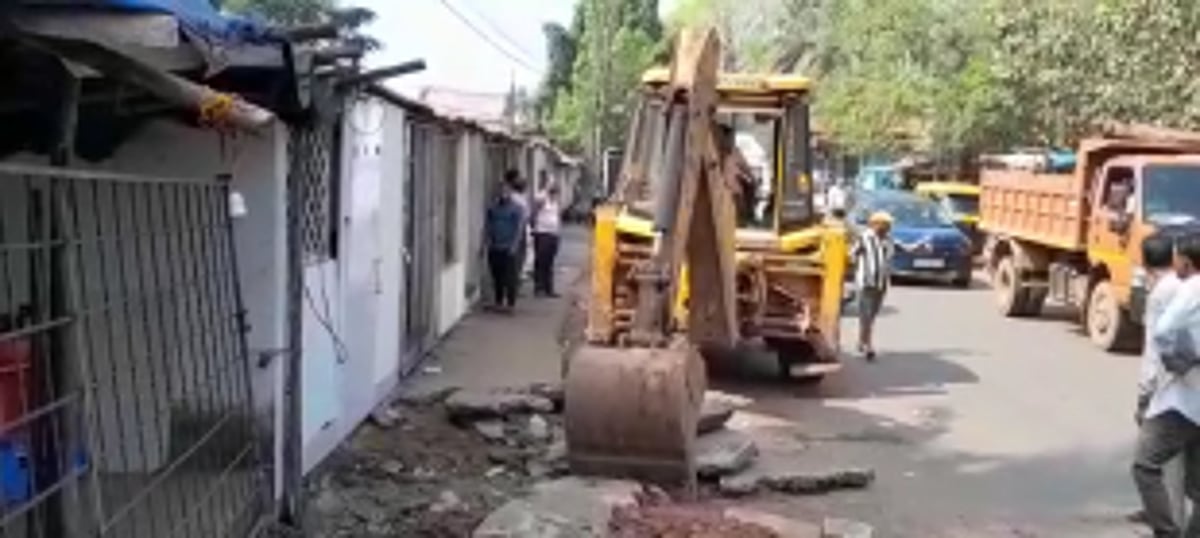 Penha-De-Franca panchayat demolishes illegal structures near Malim jetty, Betim