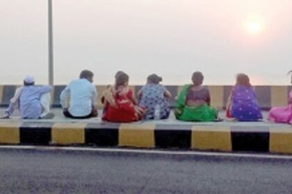 People are using a road median for multiple purpose at Vasco